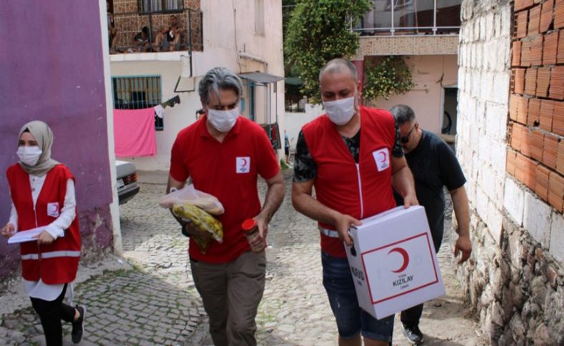Hüsnü Şenlendirici, Roman mahallesinde gıda kolisi dağıttı