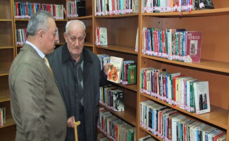 Huzurevi sakini huzuru kitaplarda buluyor