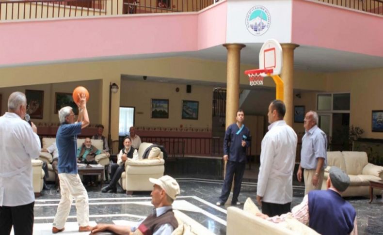 Huzurevi sakinleri yaşlılar basket keyfi yaşıyor