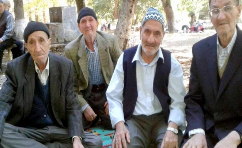 Huzurevi sakinlerinin deniz ve piknik keyfi