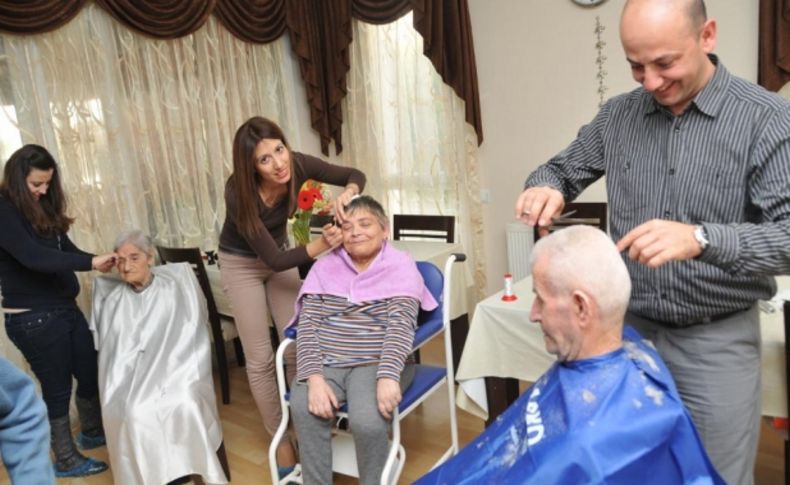 Huzurevindeki yaşlılara saç bakımı