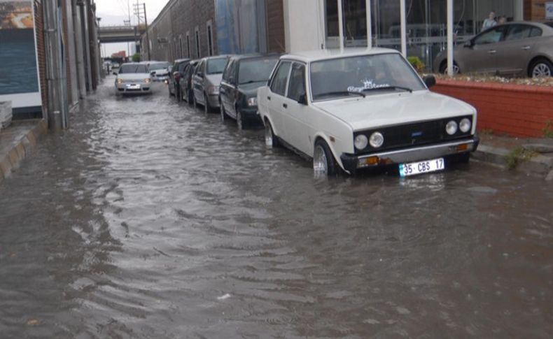 İzmir'de sağanak etkili oldu