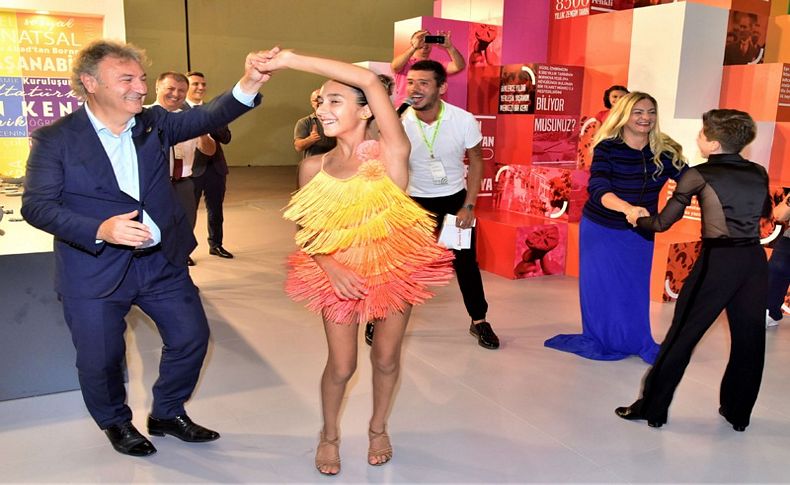 İduğ çiftinden gençlerle dans şov