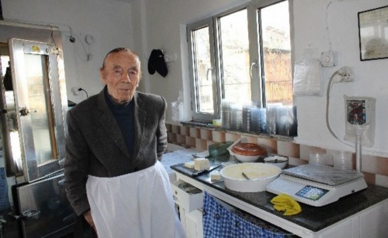 İhtiyar delikanlı Eşref Amca, 90 yaşında işinin başında