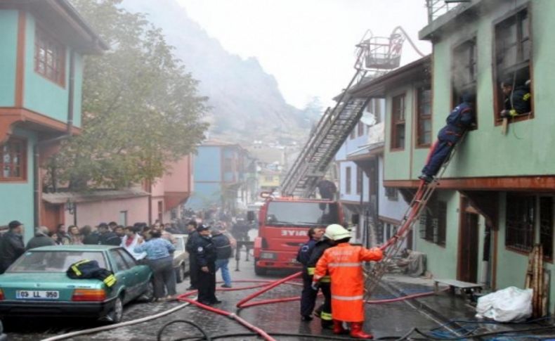 İki katlı ahşap ev yanarak kül oldu
