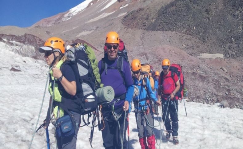 İkinci Bahar'da 5047 metrelik Kazbek Dağı zirvesi