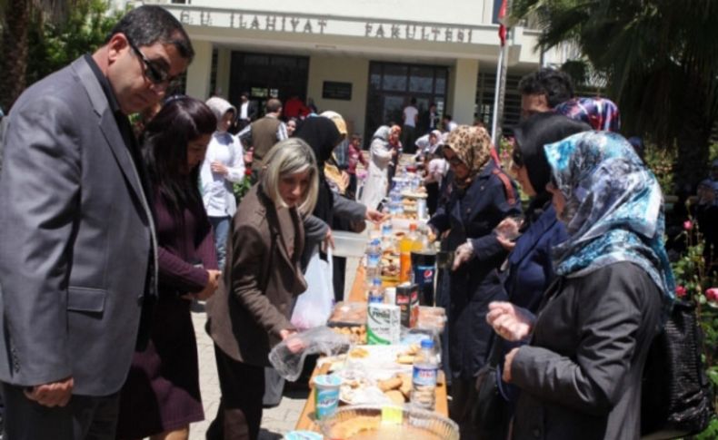 İlahiyat Fakültesi’nde cami yararına kermes düzenlendi