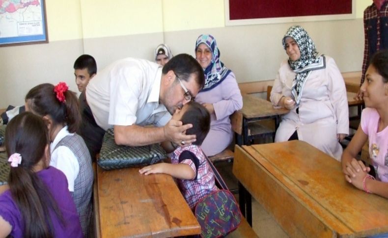 İlçe Müftüsü Karakuş özel eğitim sınıfındaki öğrencileri ziyaret etti