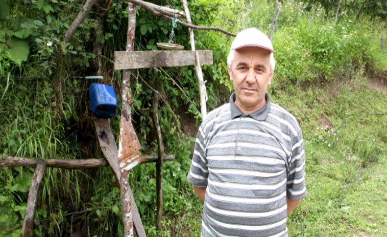 İlkel su düzeneği ile yaban hayvanlarını köye sokmuyor
