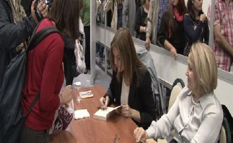 Ilker Başbuğ'un Kitaplarini Eşi Ve Kizi Imzaladi