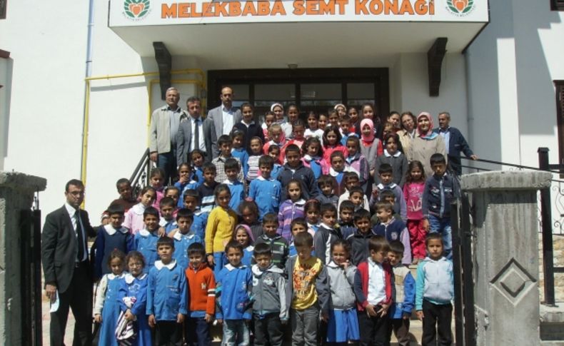 İlkokul öğrencilerinden akranlarına yardım