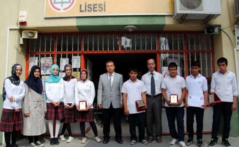 İmam hatipliler harçlıklarıyla 4 engelliyi sevindirdi
