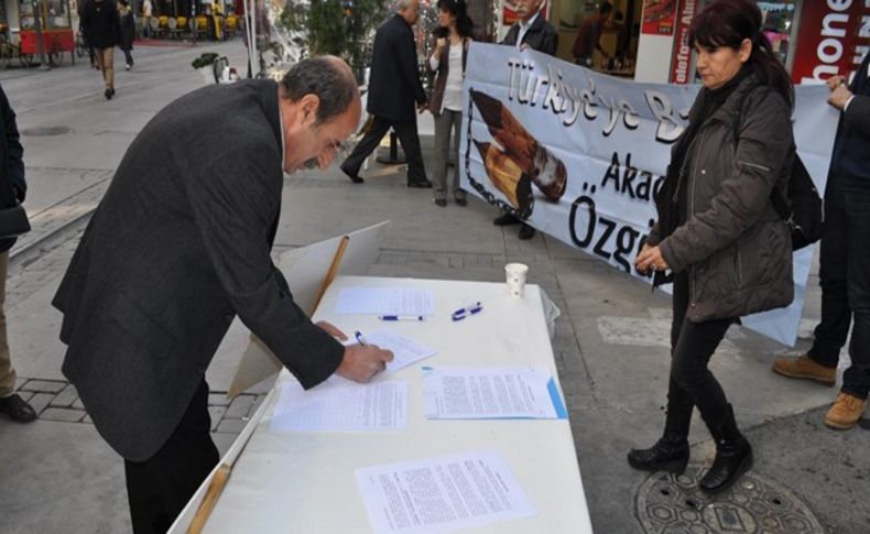 İzmir'den akademisyenlere imzalı destek