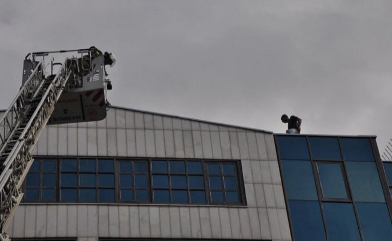 İntihar etmek isteyen gence 'atla atla' dediler