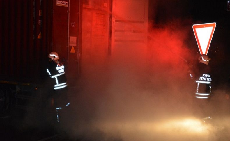 İplik yüklü TIR'da çıkan yangın korkuttu