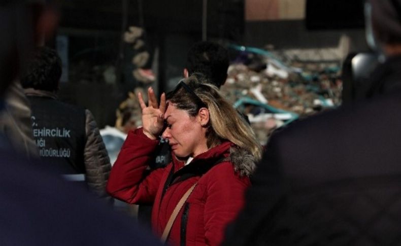 İş yerinin yıkılışını hıçkırıklara boğularak izledi
