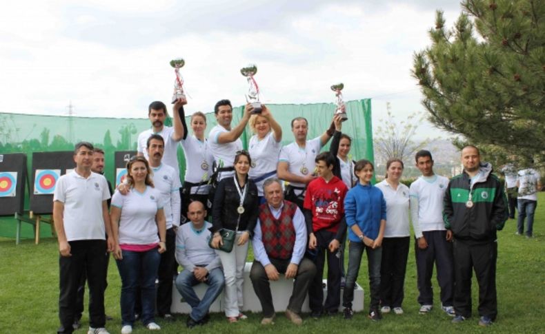 İşadamları ok ile stres attı