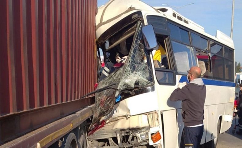 İşçi servisi park halindeki tıra çarptı: 1 ölü, 15 yaralı