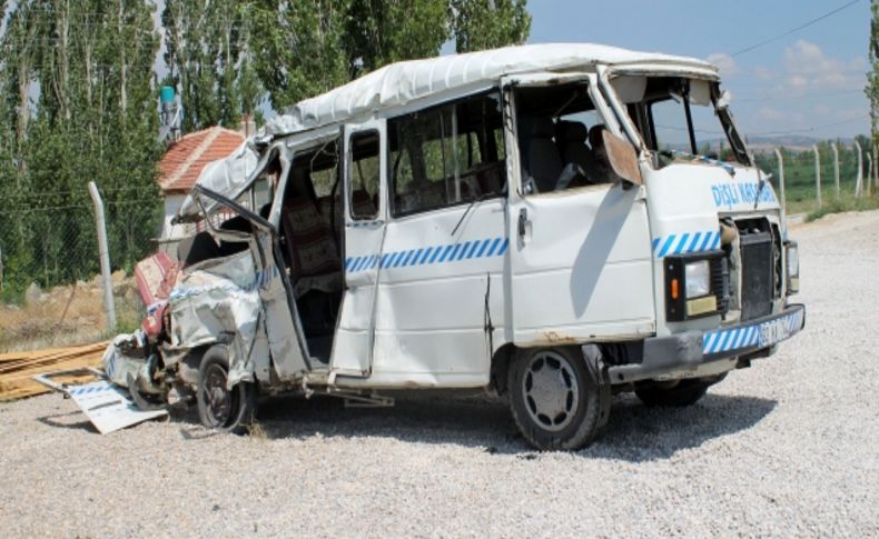 İşçi servisi TIR'la çarpıştı: 4 ölü, 18 yaralı