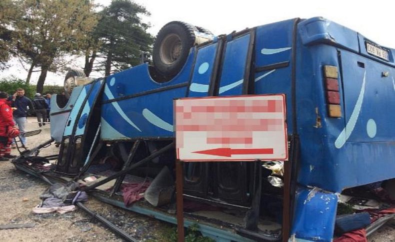 İşçileri taşıyan midibüs devrildi: Ölü ve yaralılar var