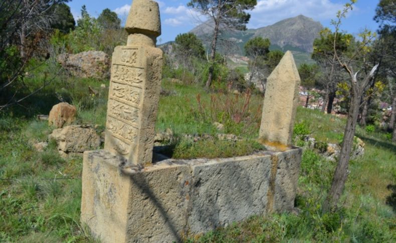İskilip'teki tarihi mezar taşları ve kitabeler araştırılıyor