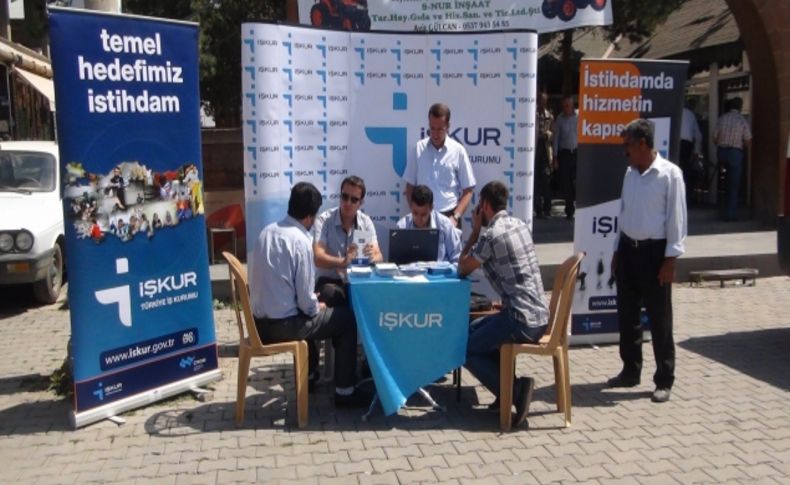 İşkur Ahlat’ta açtığı stantla halkı bilgilendiriyor