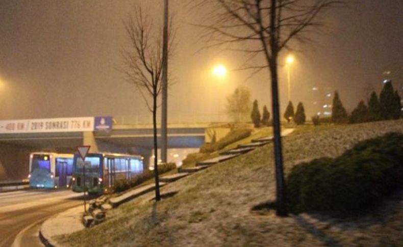 Istanbul'da Kar Yağişi Etkisini Sürdürüyor
