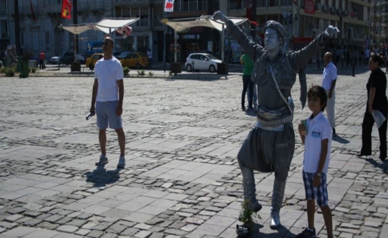 İstanbul'daki 'duran adam' protestosu İzmir'e sıçradı