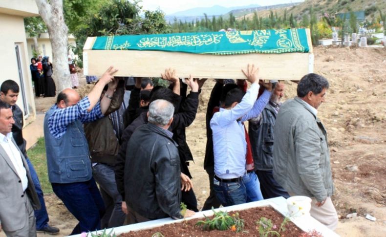 İstanbul'daki yangında hayatını kaybeden 3 çocuk Mersin'de toprağa verildi