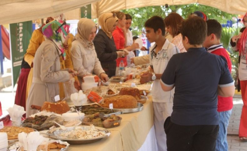 İstikbal Koleji, yatalak hastalar yararına kermes düzenledi