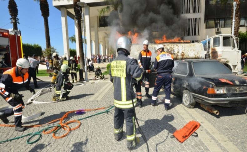 İtfaiyeden belediye önünde yangın tatbikatı