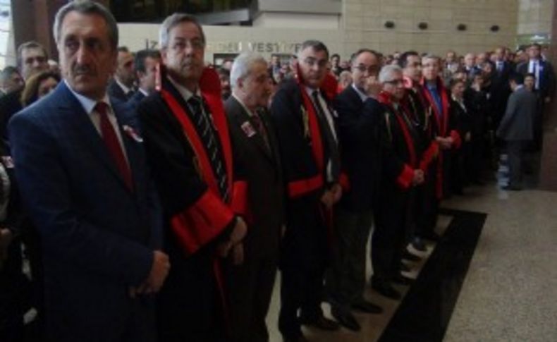 İzmir Adliyesi'nde şehit savcı Kiraz için saygı duruşu