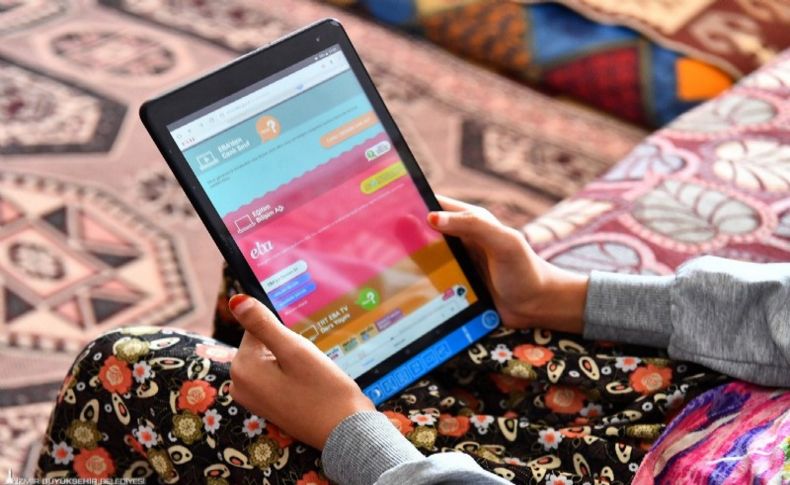 İzmir Büyükşehir Belediyesi'nden kadın sığınma evindeki çocuklara tablet desteği