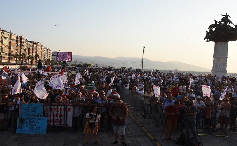 İzmir'de 1 Eylül Dünya Barış günü mitingi düzenlendi