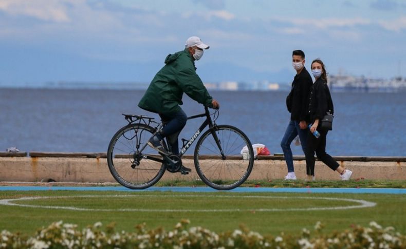 İzmir'de 15-20 yaş arası gençler sahil ve parkları tercih etti