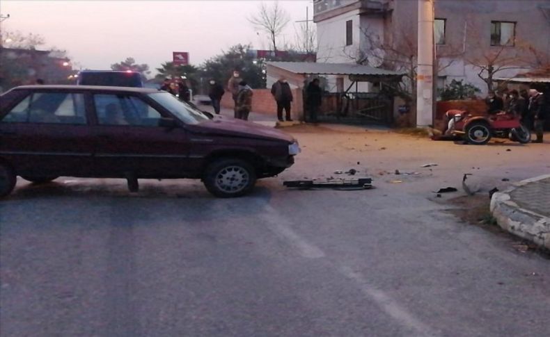İzmir'de 16 yaşındaki sürücünün kullandığı otomobil motosiklete çarptı: 1 yaralı