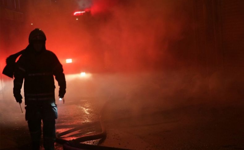 İzmir'de iki ayrı fabrikada yangın paniği