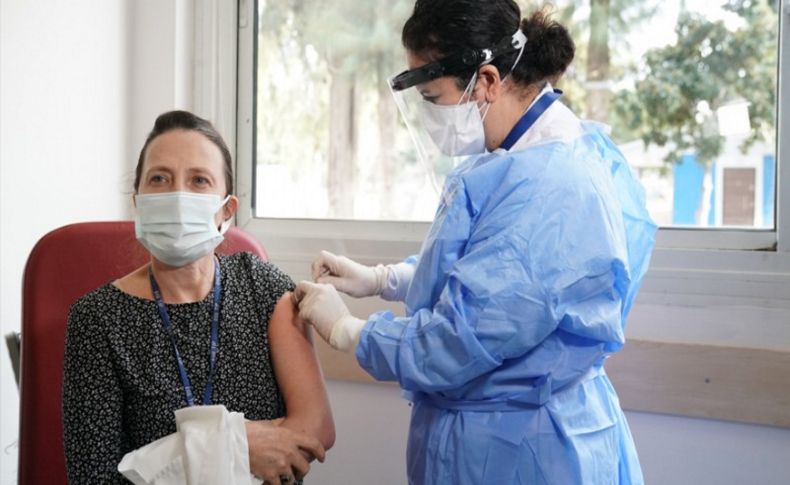 İzmir'de 54 bin 533 sağlık çalışanına Kovid-19 aşısı uygulandı