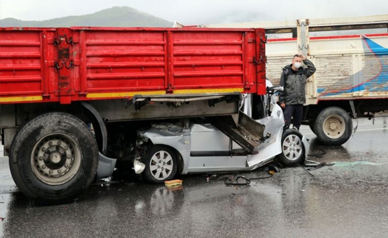 İzmir'de 9 aracın karıştığı zincirleme trafik kazasında 10 kişi yaralandı