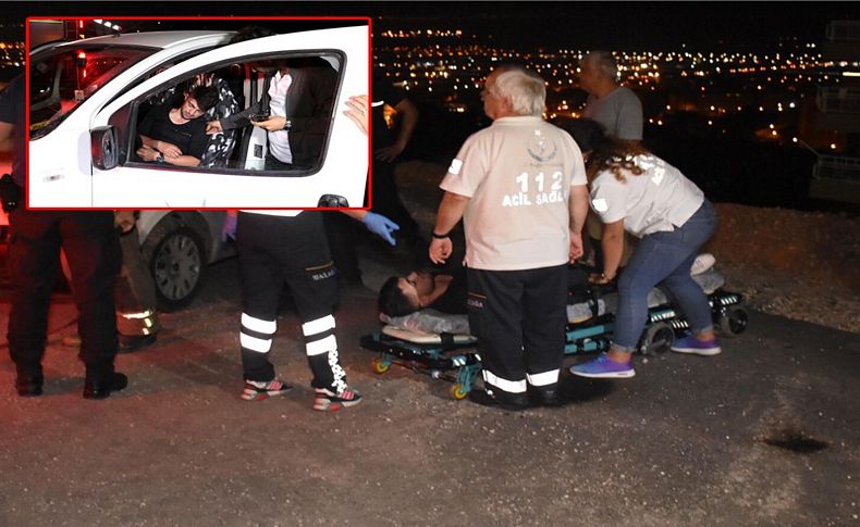 İzmir'de araç şarampolde asılı kaldı