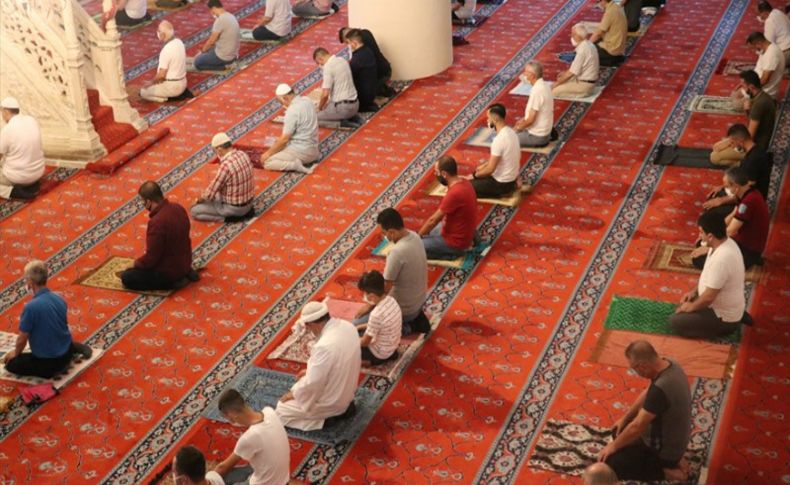 İzmir'de bayram namazı Kovid-19 tedbirlerine uyularak kılındı