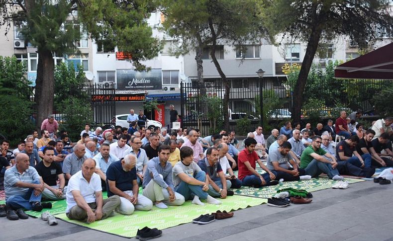 İzmir'de bayram namazı yoğunluğu