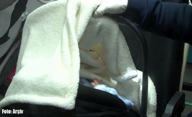 İzmir'de bir evin kapısına 3 günlük bebek bırakıldı