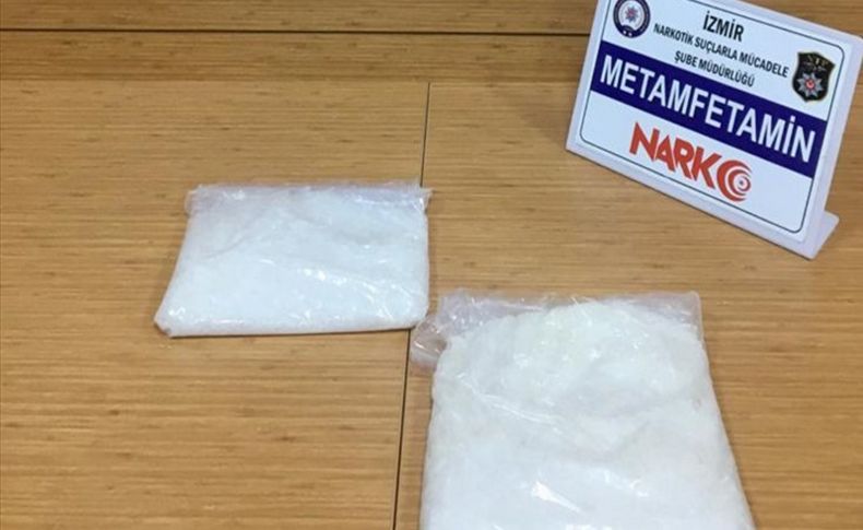 İzmir'de bir otomobilde 1,5 kilo metamfetamin ele geçirildi