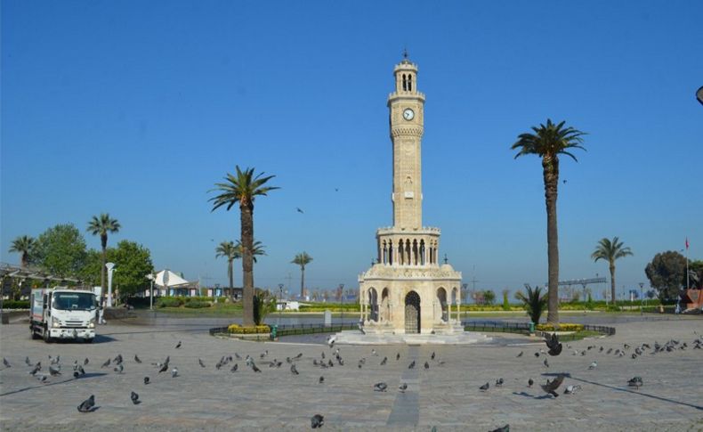 İzmir'de cadde ve meydanlar boş kaldı