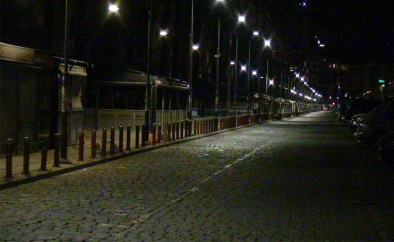 İzmir'de cadde ve sokaklar boş kaldı