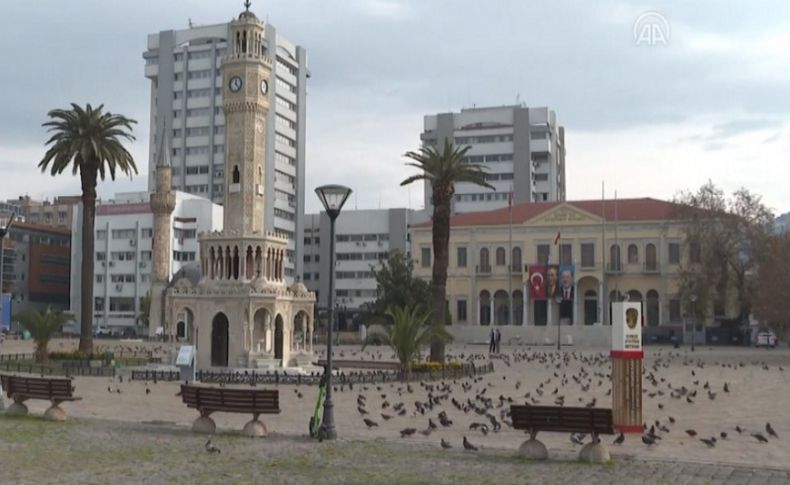 İzmir'de cadde ve sokaklar boş kaldı