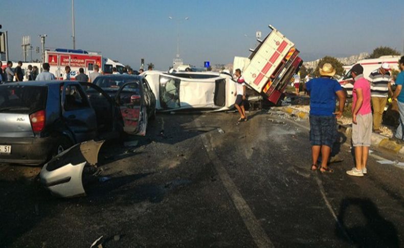 İzmir’de zincirleme trafik kazası: 1’i ağır 10 yaralı