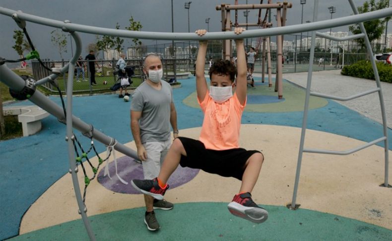 İzmir'de çocuklar, parklara koştu
