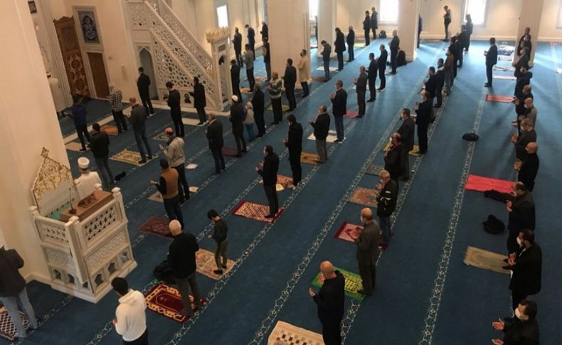 İzmir’de cuma namazı sonrası yağmur duası edildi